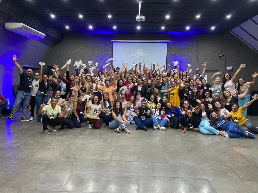 Encerramento de edição do Projeto Vida Próspera com participantes celebrando